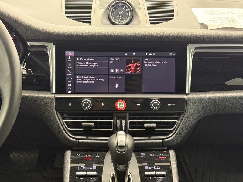 Porsche Macan Vehicle Full-screen Gallery Image 14