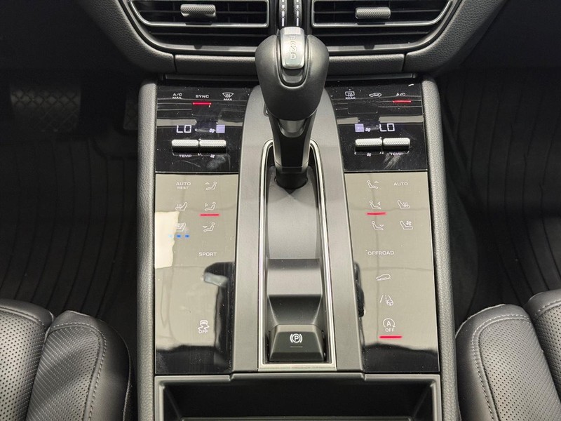 Porsche Macan Vehicle Full-screen Gallery Image 15