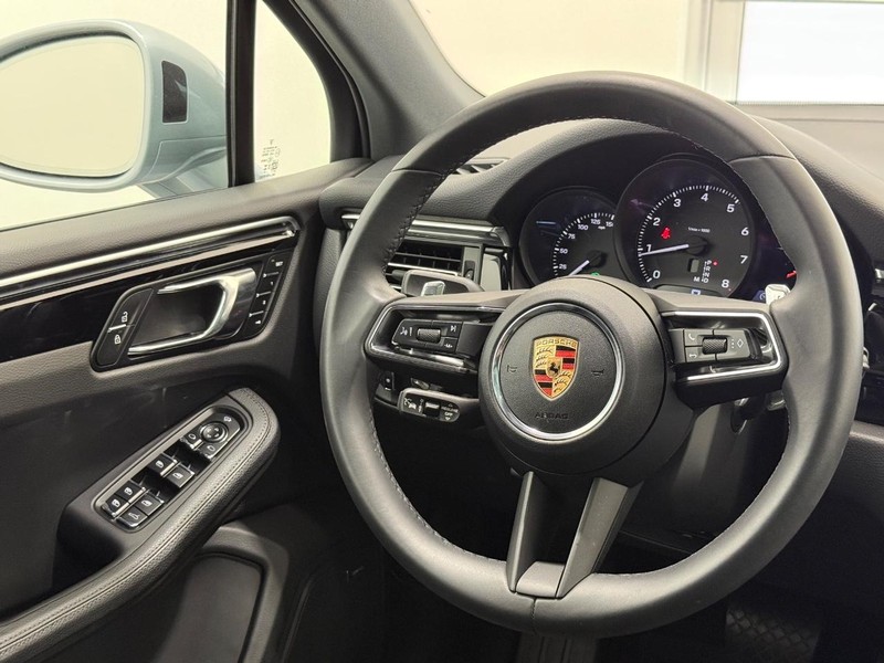 Porsche Macan Vehicle Full-screen Gallery Image 16