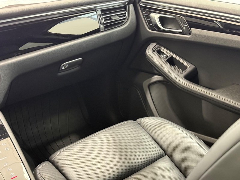 Porsche Macan Vehicle Full-screen Gallery Image 17