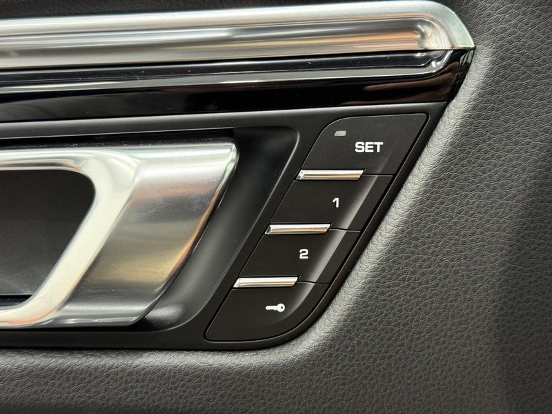 Porsche Macan Vehicle Full-screen Gallery Image 18