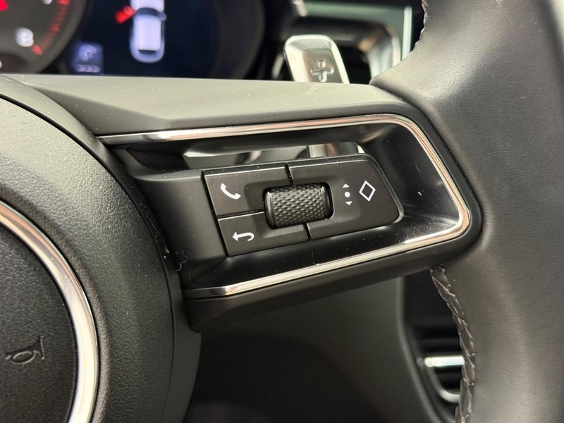 Porsche Macan Vehicle Full-screen Gallery Image 20