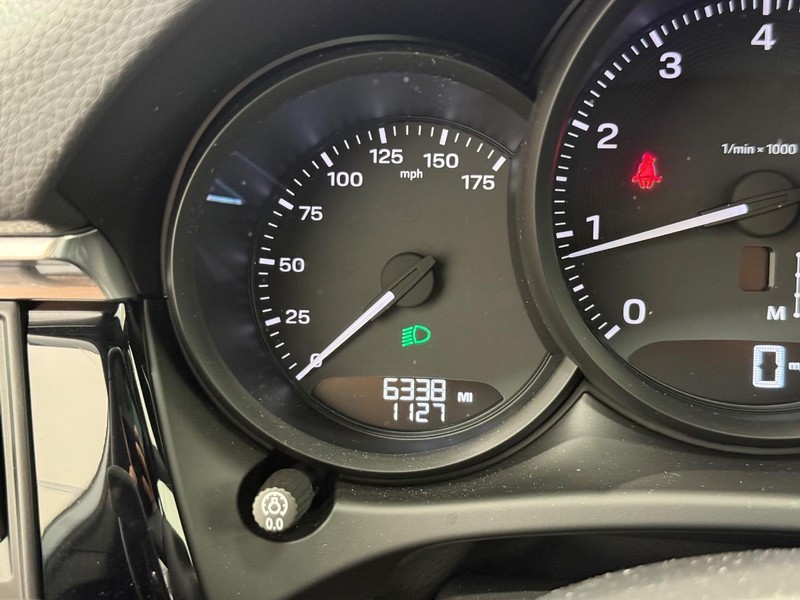 Porsche Macan Vehicle Full-screen Gallery Image 21