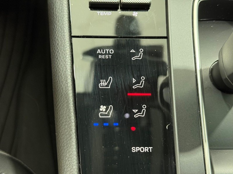 Porsche Macan Vehicle Full-screen Gallery Image 23