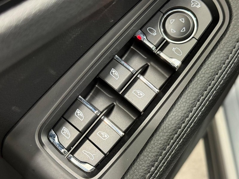 Porsche Macan Vehicle Full-screen Gallery Image 24