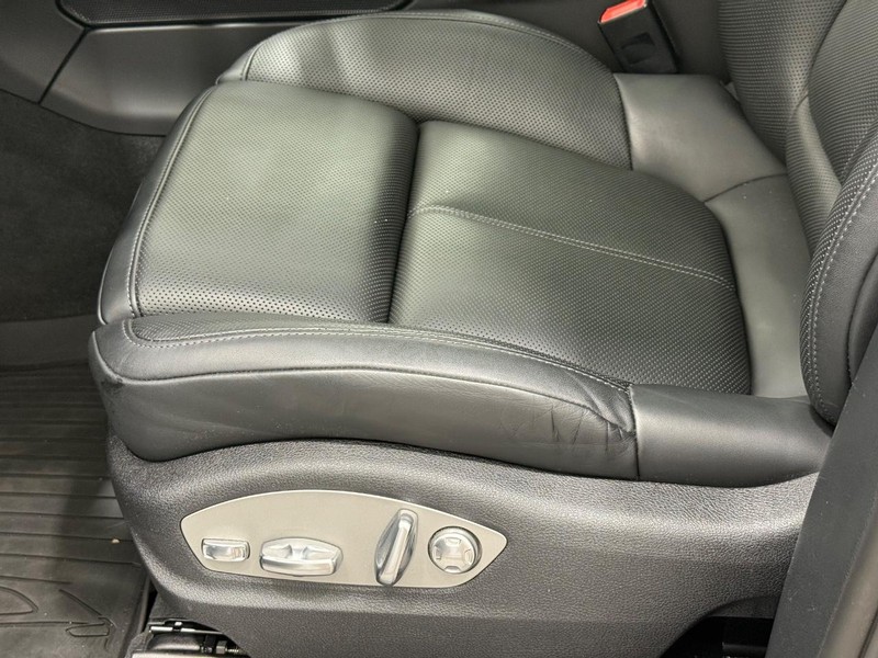 Porsche Macan Vehicle Full-screen Gallery Image 25