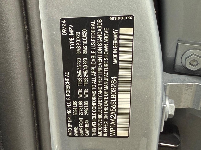 Porsche Macan Vehicle Full-screen Gallery Image 26