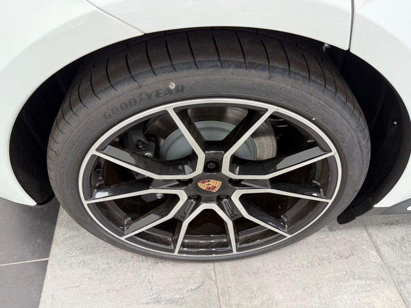 Porsche Taycan Vehicle Full-screen Gallery Image 8