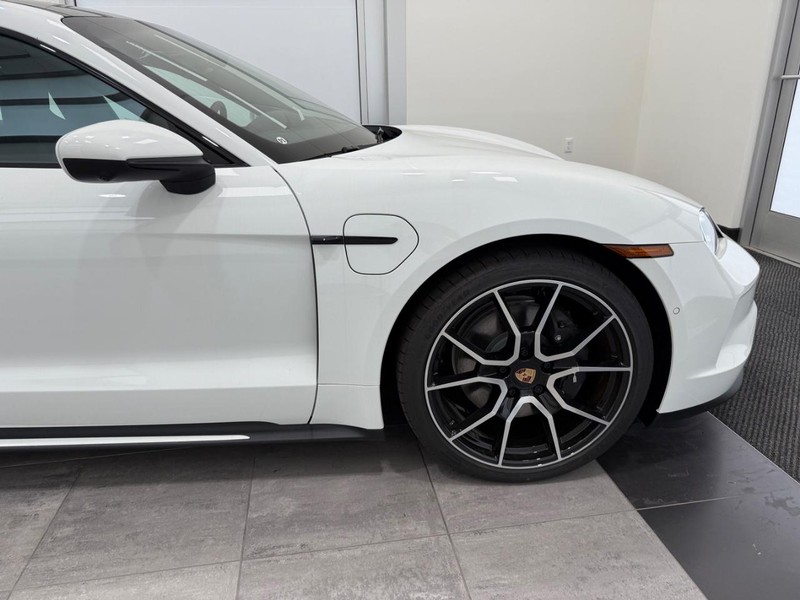 Porsche Taycan Vehicle Full-screen Gallery Image 10