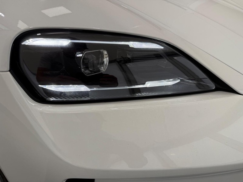 Porsche Taycan Vehicle Full-screen Gallery Image 11