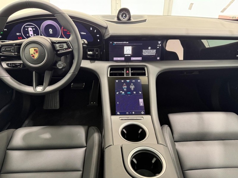 Porsche Taycan Vehicle Full-screen Gallery Image 13