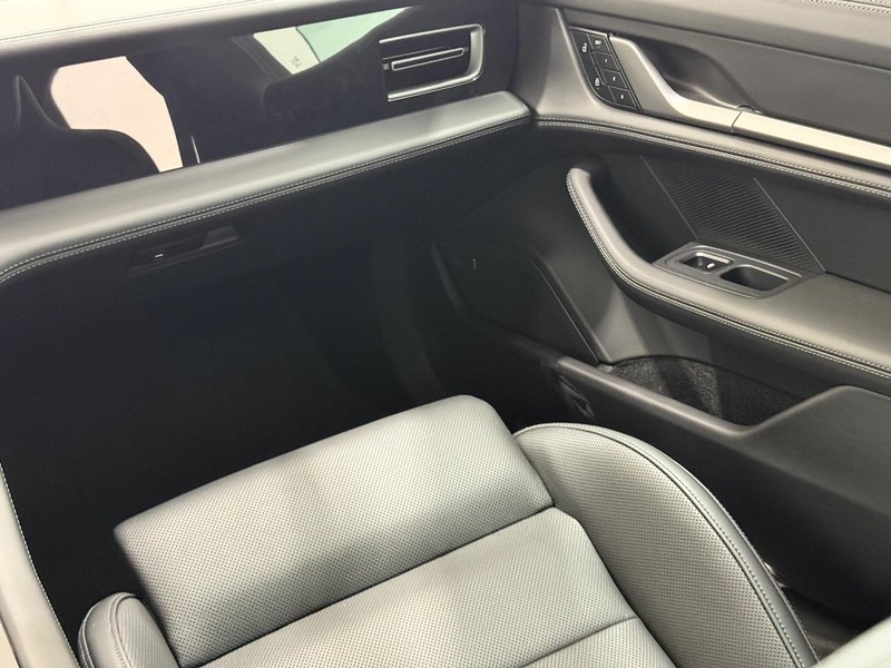 Porsche Taycan Vehicle Full-screen Gallery Image 17