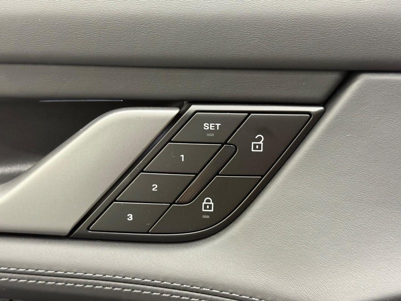 Porsche Taycan Vehicle Full-screen Gallery Image 18