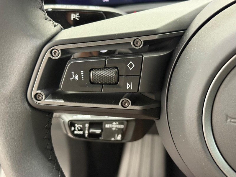 Porsche Taycan Vehicle Full-screen Gallery Image 19