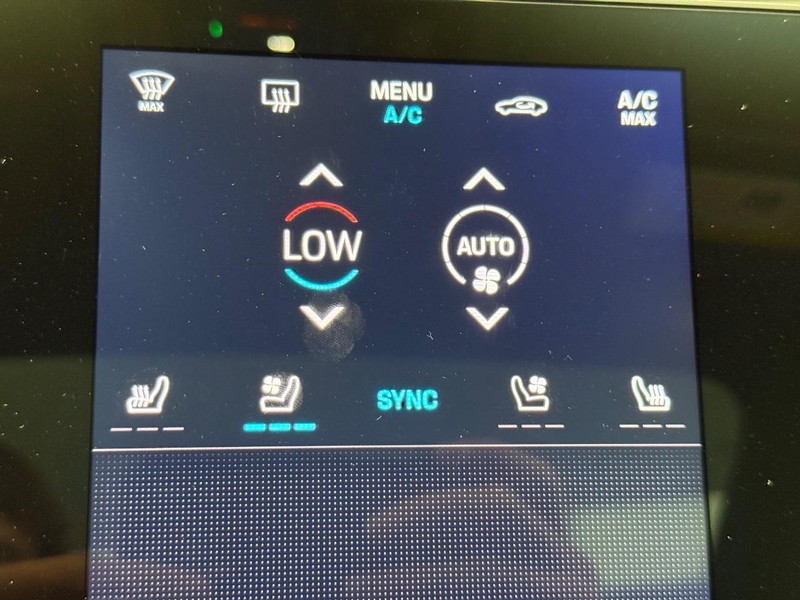 Porsche Taycan Vehicle Full-screen Gallery Image 23