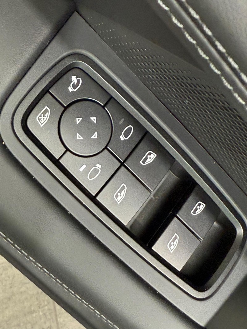 Porsche Taycan Vehicle Full-screen Gallery Image 24