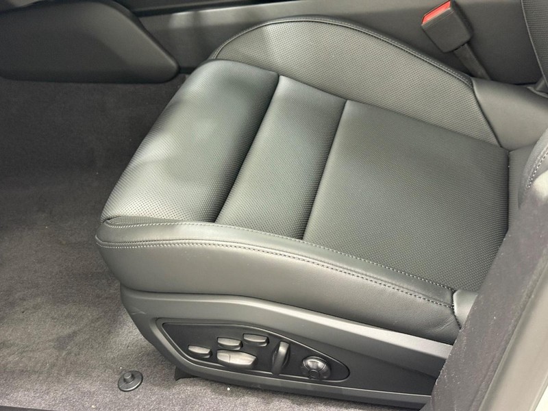 Porsche Taycan Vehicle Full-screen Gallery Image 25