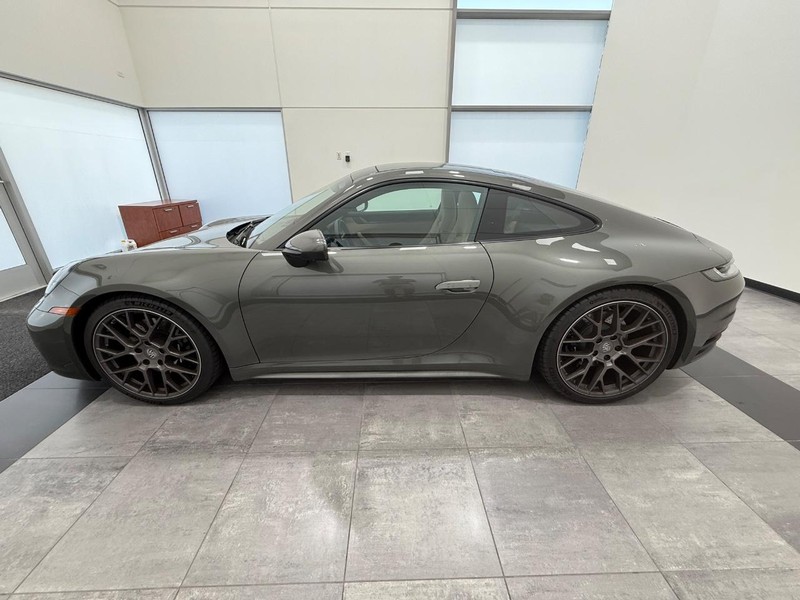 Porsche 911 Vehicle Full-screen Gallery Image 2