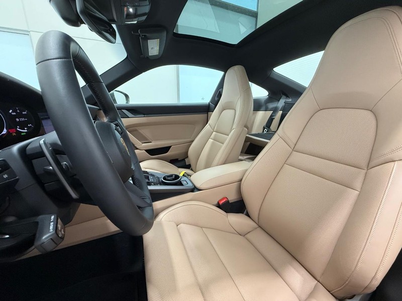 Porsche 911 Vehicle Full-screen Gallery Image 5