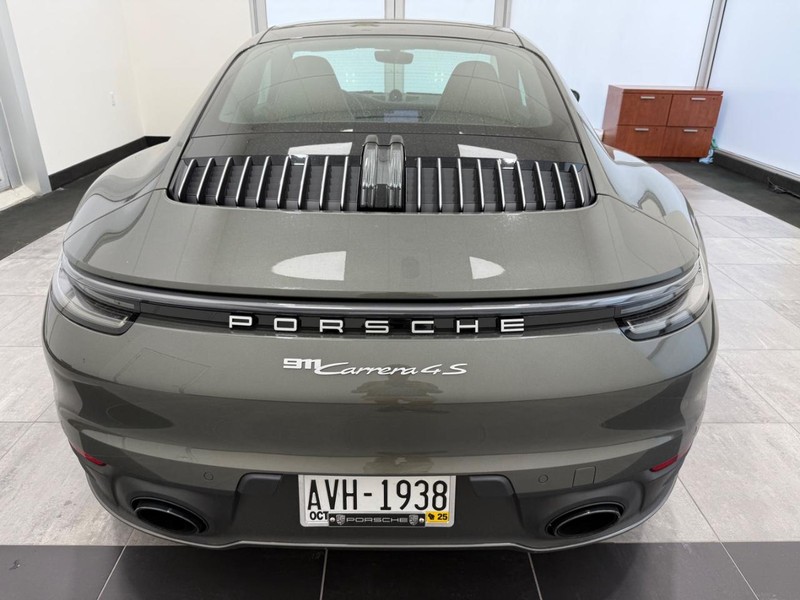 Porsche 911 Vehicle Full-screen Gallery Image 6