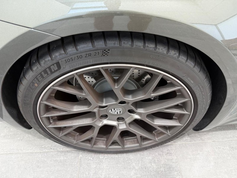 Porsche 911 Vehicle Full-screen Gallery Image 8