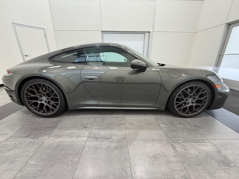 Porsche 911 Vehicle Full-screen Gallery Image 9