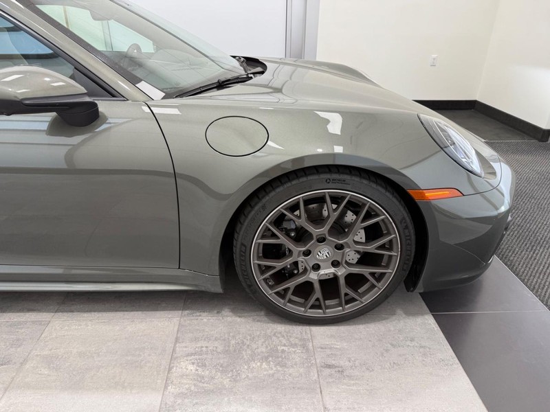 Porsche 911 Vehicle Full-screen Gallery Image 10