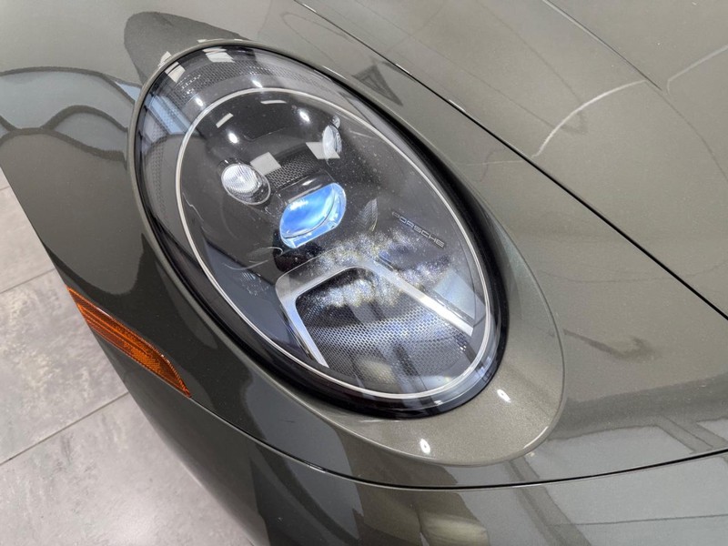 Porsche 911 Vehicle Full-screen Gallery Image 11