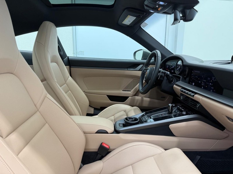 Porsche 911 Vehicle Full-screen Gallery Image 12