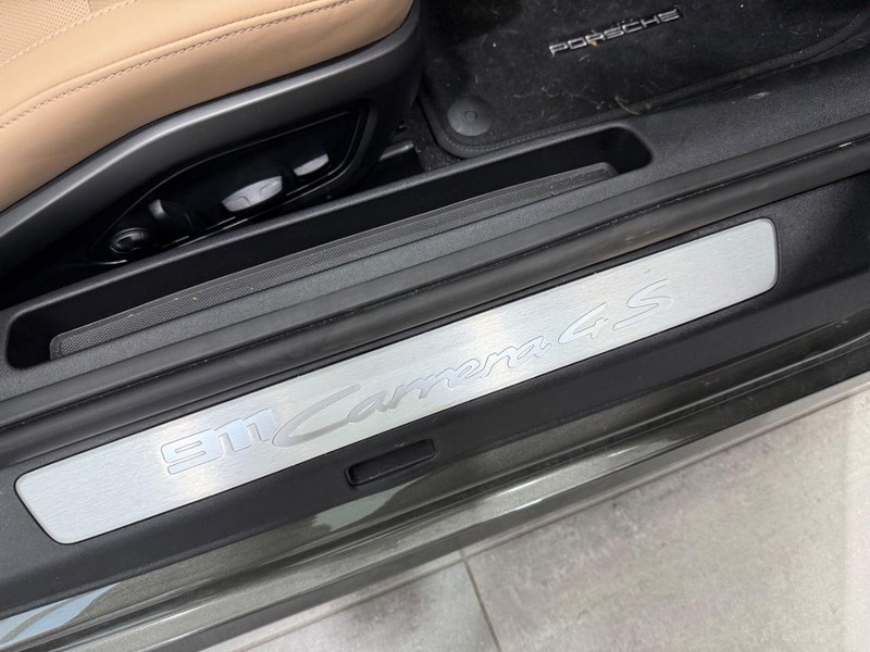 Porsche 911 Vehicle Full-screen Gallery Image 17