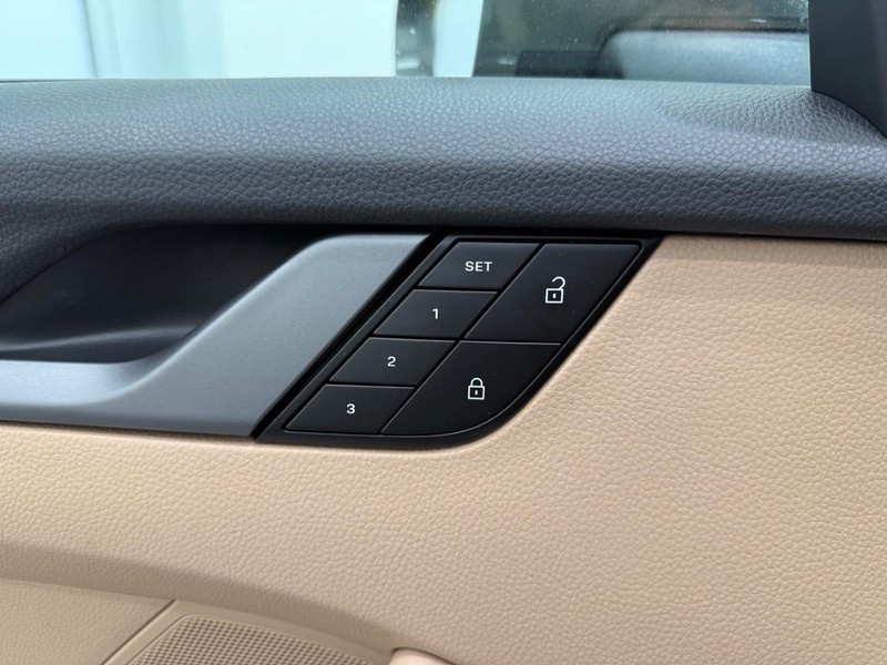 Porsche 911 Vehicle Full-screen Gallery Image 18