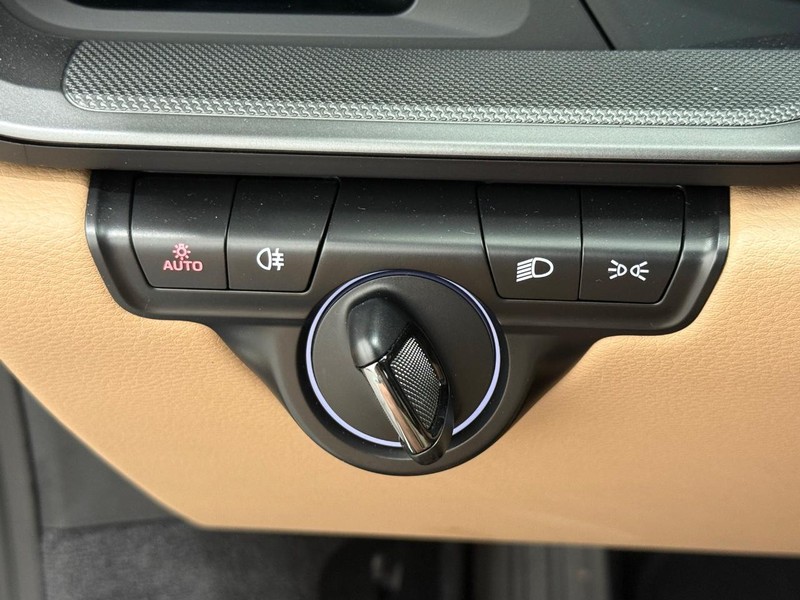 Porsche 911 Vehicle Full-screen Gallery Image 19