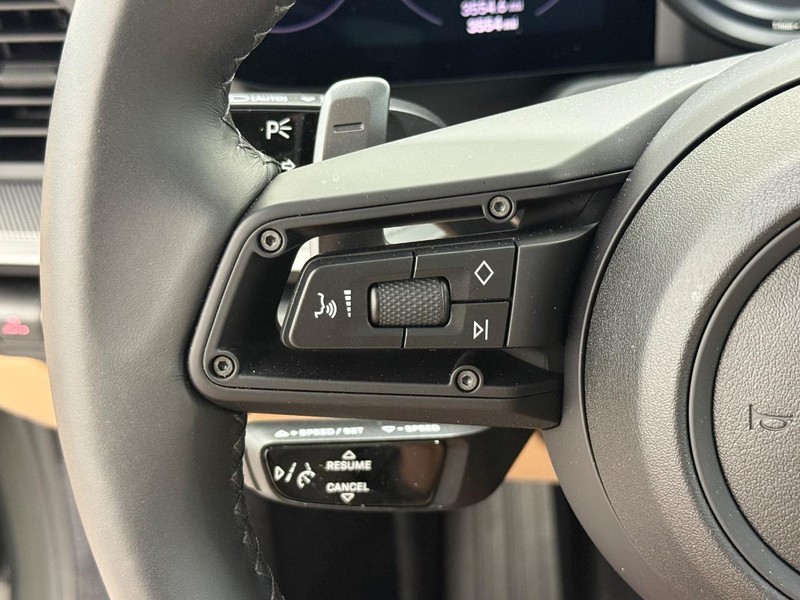 Porsche 911 Vehicle Full-screen Gallery Image 20