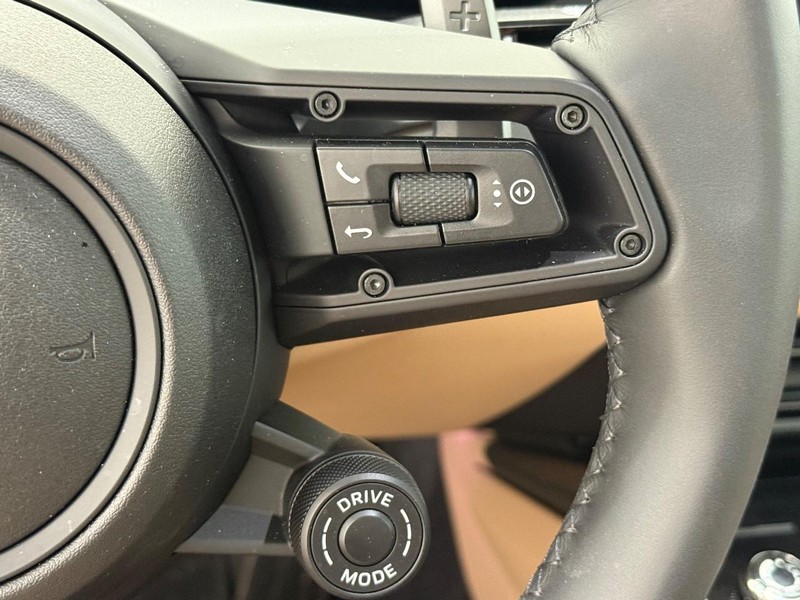 Porsche 911 Vehicle Full-screen Gallery Image 21