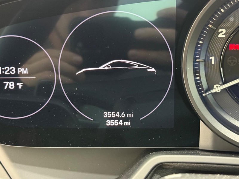 Porsche 911 Vehicle Full-screen Gallery Image 22