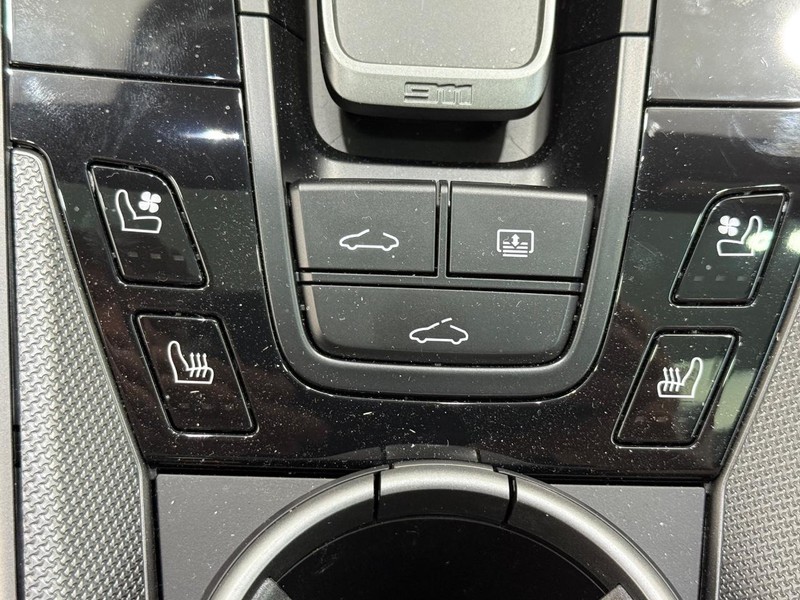 Porsche 911 Vehicle Full-screen Gallery Image 24