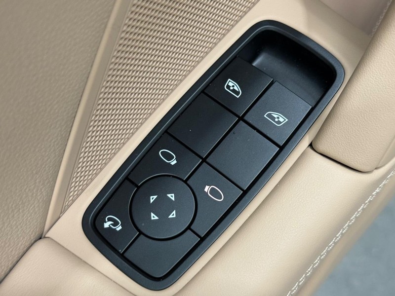 Porsche 911 Vehicle Full-screen Gallery Image 25