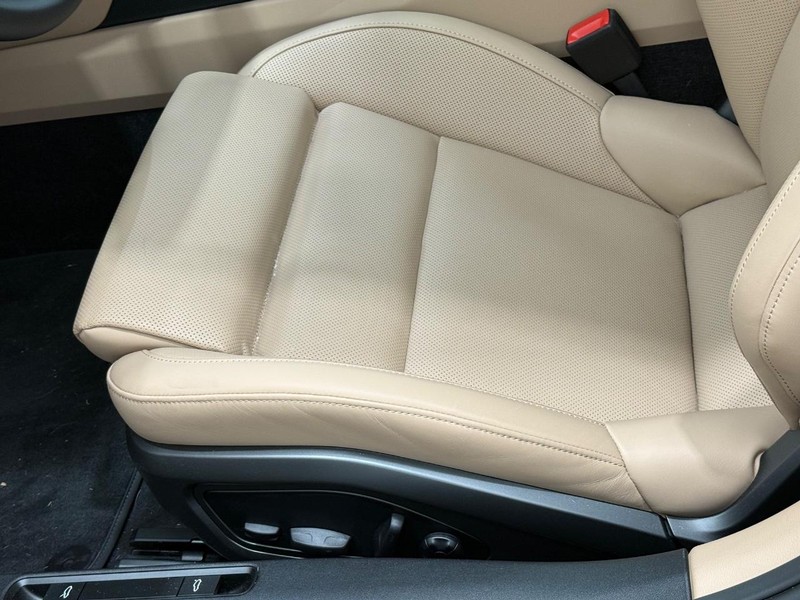 Porsche 911 Vehicle Full-screen Gallery Image 26