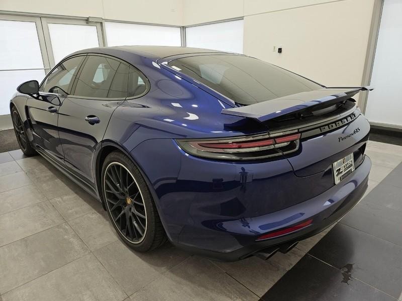 Porsche Panamera Vehicle Full-screen Gallery Image 3