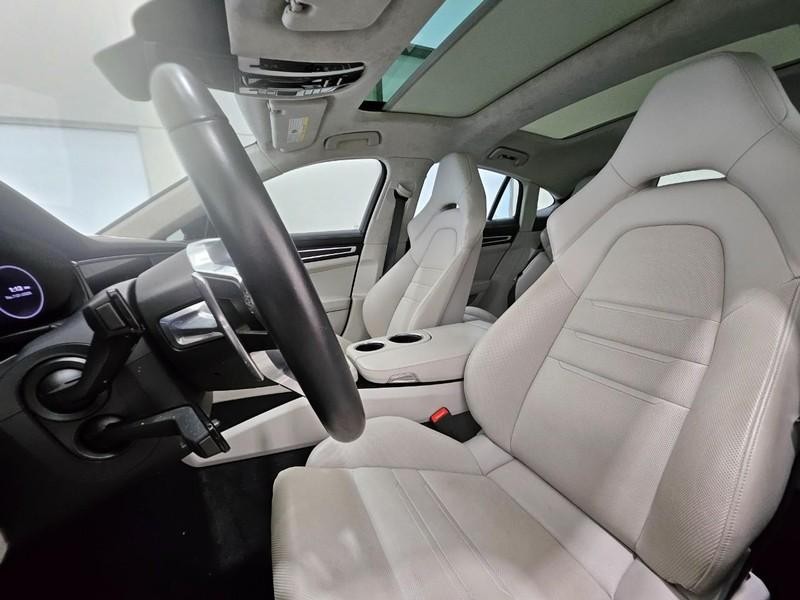 Porsche Panamera Vehicle Full-screen Gallery Image 5