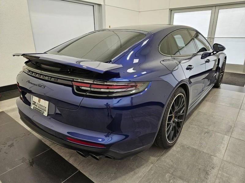 Porsche Panamera Vehicle Full-screen Gallery Image 7