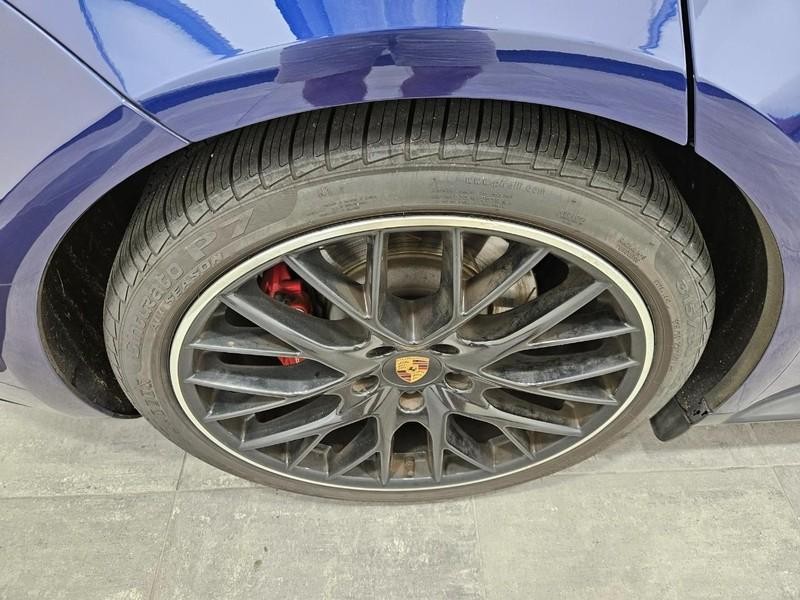 Porsche Panamera Vehicle Full-screen Gallery Image 8