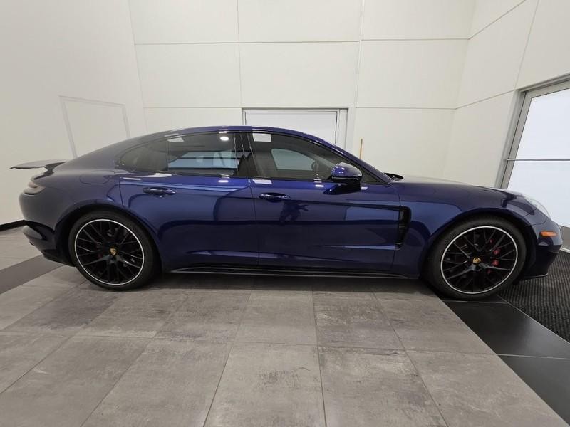 Porsche Panamera Vehicle Full-screen Gallery Image 9