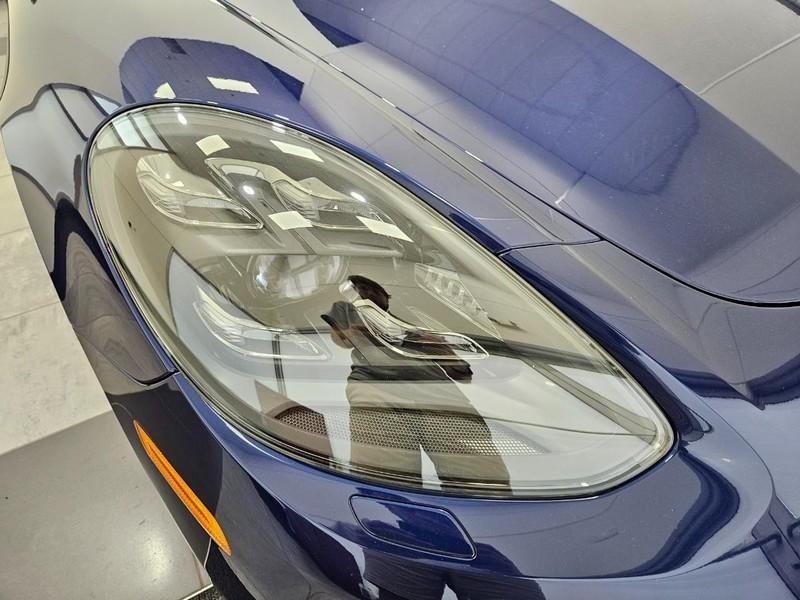 Porsche Panamera Vehicle Full-screen Gallery Image 11