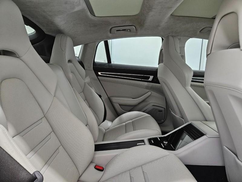 Porsche Panamera Vehicle Full-screen Gallery Image 12