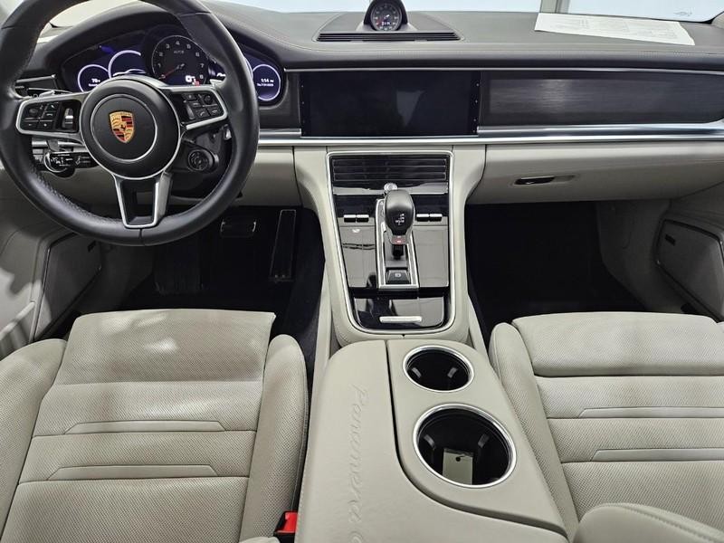 Porsche Panamera Vehicle Full-screen Gallery Image 13