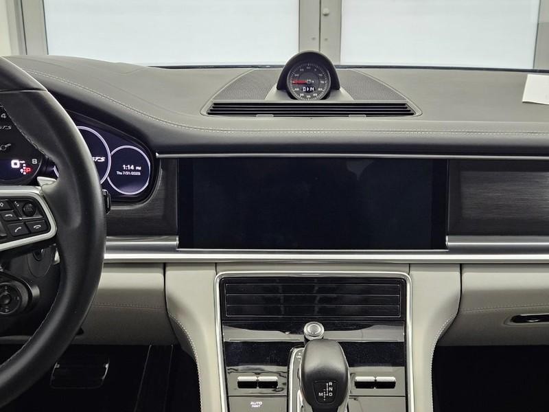 Porsche Panamera Vehicle Full-screen Gallery Image 14