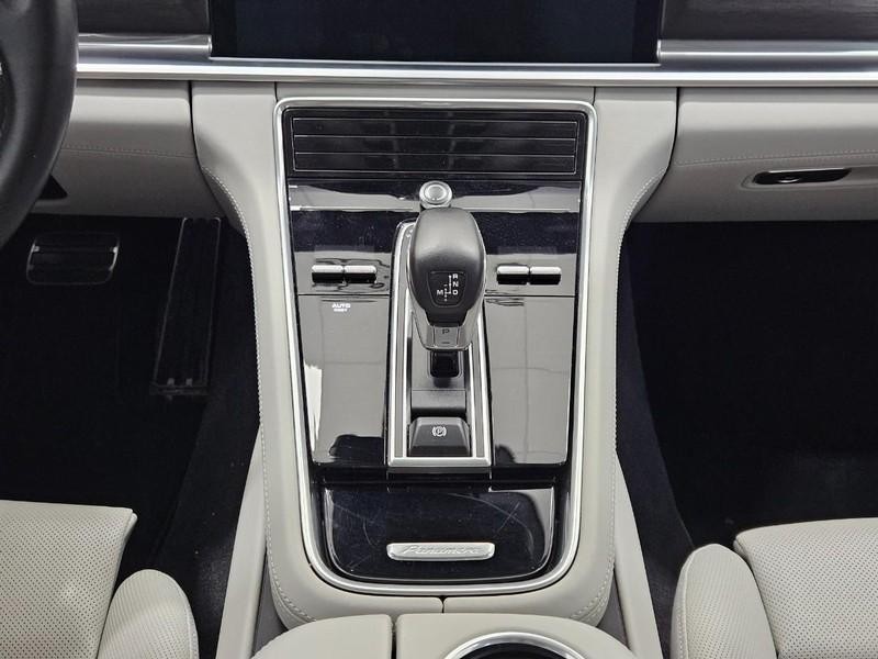 Porsche Panamera Vehicle Full-screen Gallery Image 15