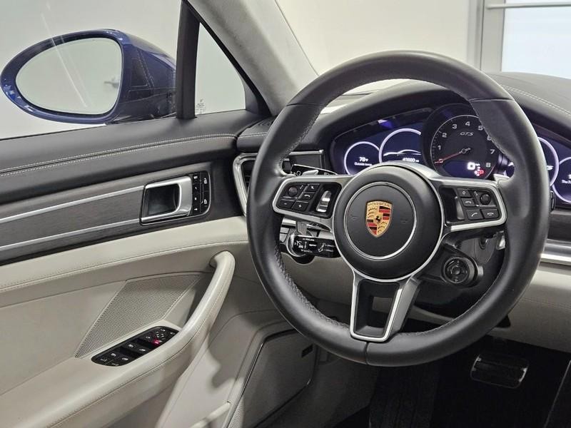 Porsche Panamera Vehicle Full-screen Gallery Image 16