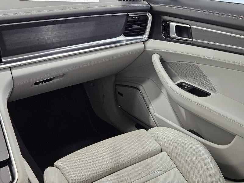 Porsche Panamera Vehicle Full-screen Gallery Image 17